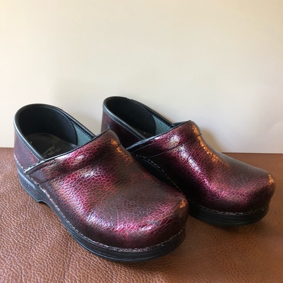 Dansko Shoes - Dankso Burgundy Black clogs size 38